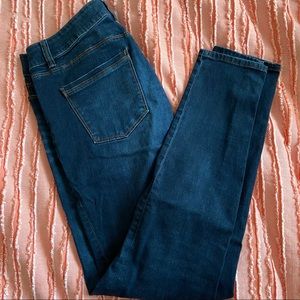 WHITE HOUSE BLACK MARKET Skinny Leg 6R jeans